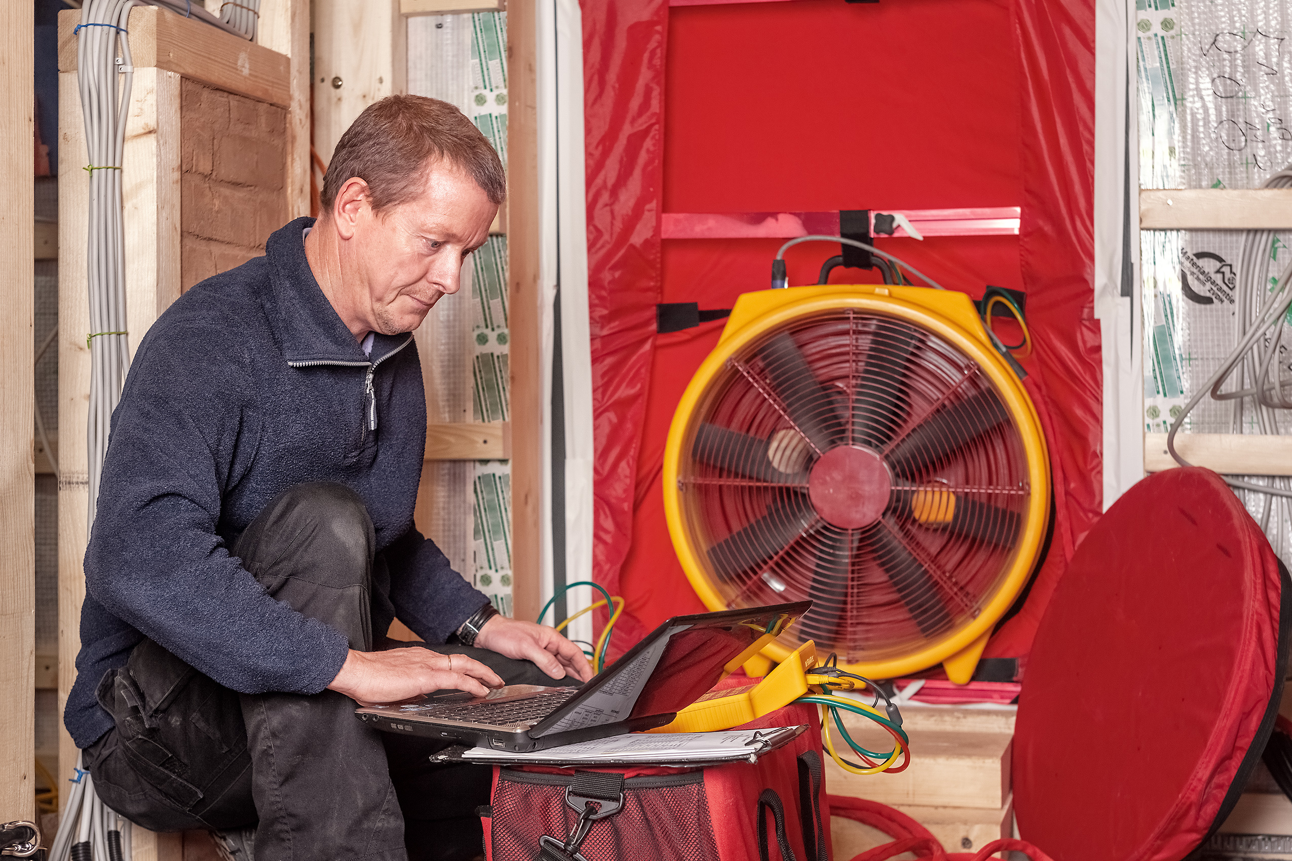 Door Fan Test oder Blower Door Test mit Haltezeitberechnung & Druckentlastung Dimensionierung, Verkauf und Montage.